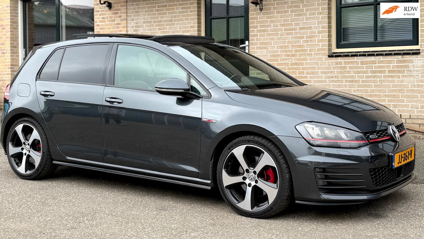 Volkswagen Golf - 2.0 TSI GTI 310PK DSG |PANO| ACC|| LEDER - AutoWereld.nl