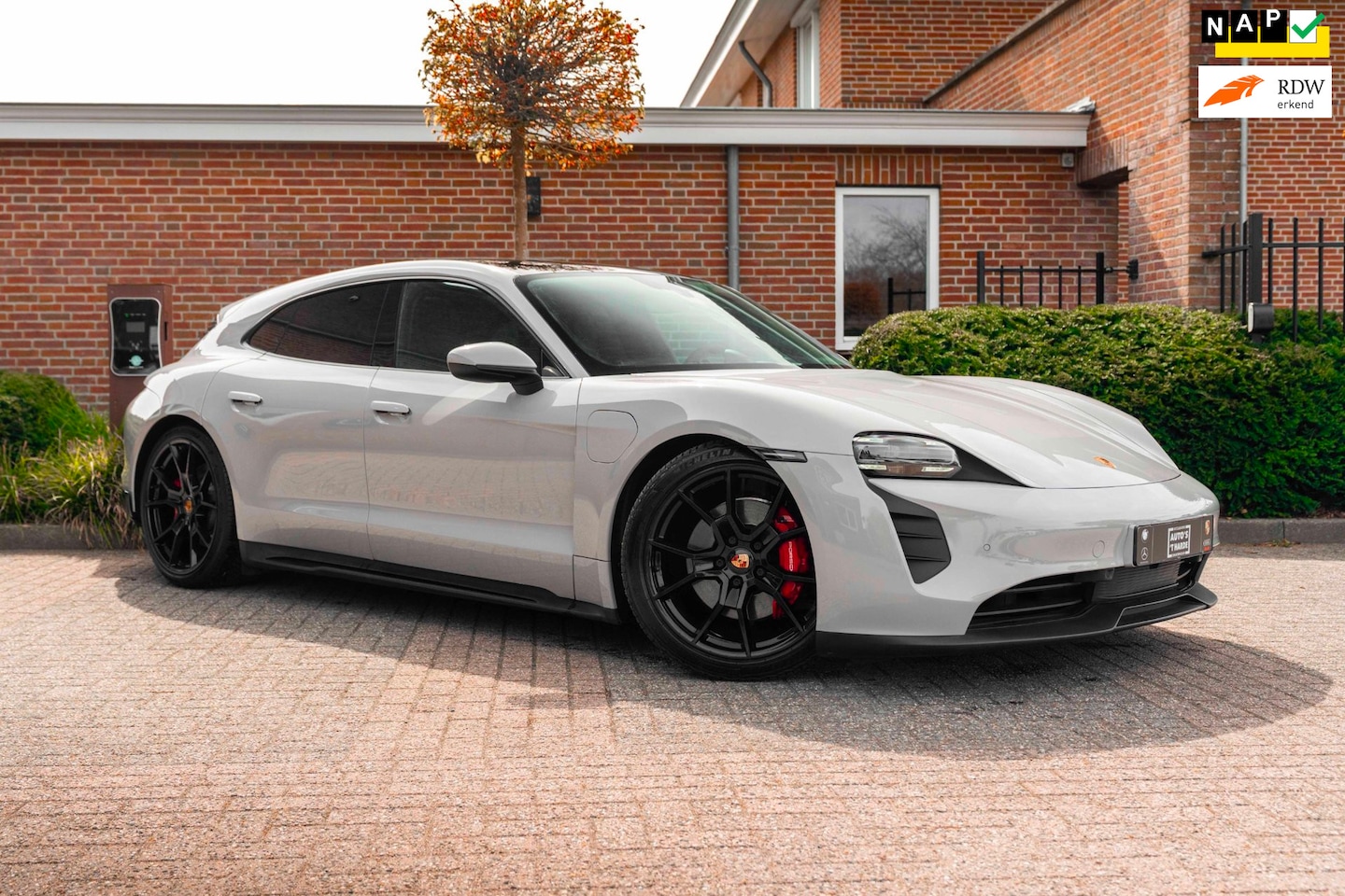 Porsche Taycan Sport Turismo - | Krijt grijs | Pano | Sport design | Luchtvering | 21'' GTS - AutoWereld.nl