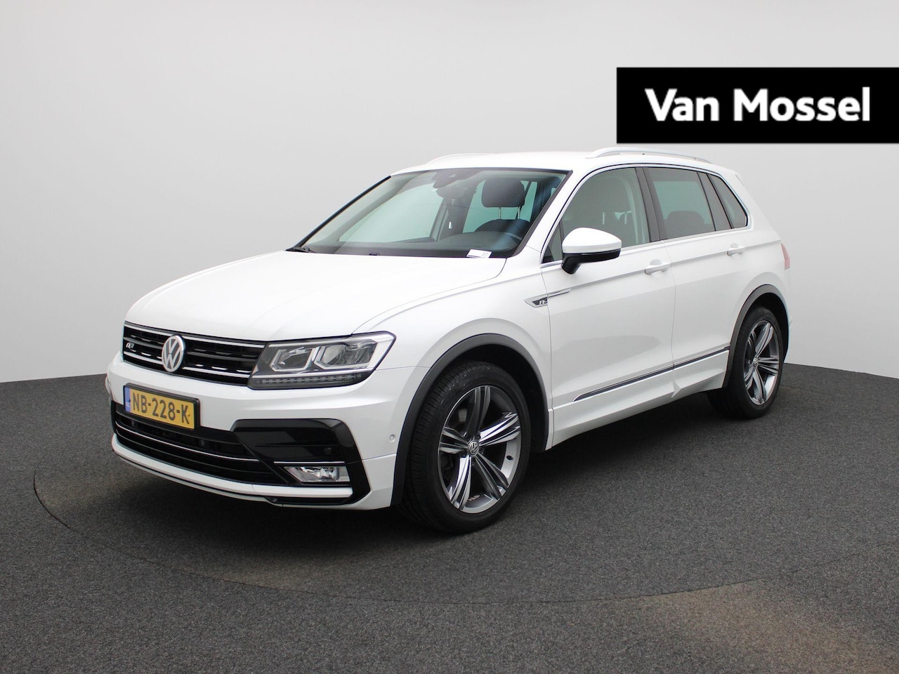 Volkswagen Tiguan - 1.4 TSI ACT Highline | Automaat | Camera | Navigatie | Climate Control | Trekhaak | - AutoWereld.nl