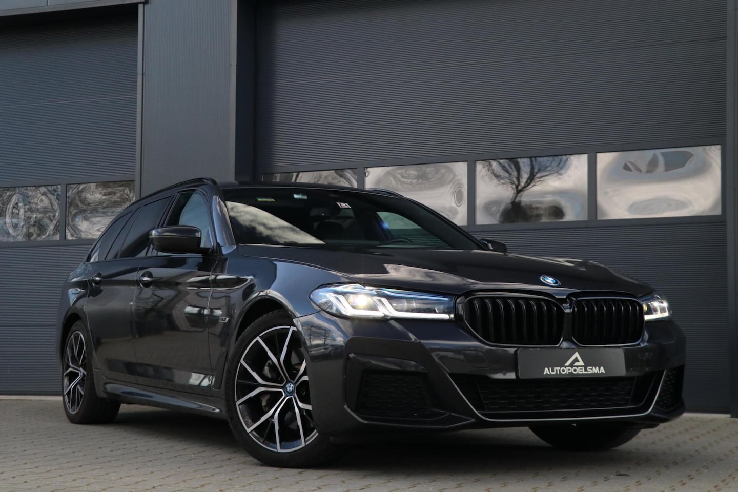 BMW 5-serie Touring - 530e |M-SPORT| ShadowLine Panodak LaserLed Headup Leder LiveCockpit Trekhaak Sfeerverlicht - AutoWereld.nl