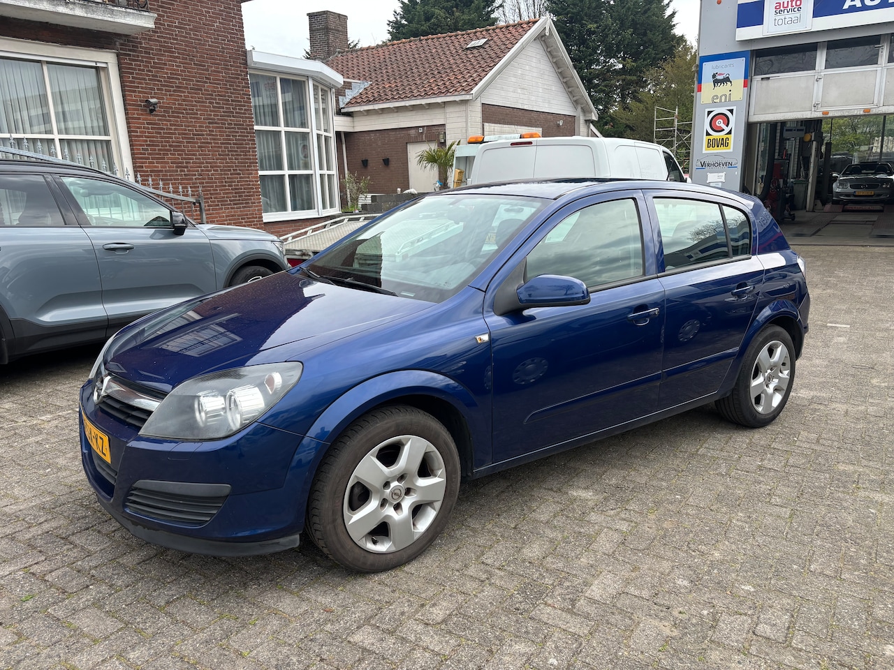 Opel Astra - 1.6 Essentia airco / trekhaak / apk tot 10 april 2027 - AutoWereld.nl
