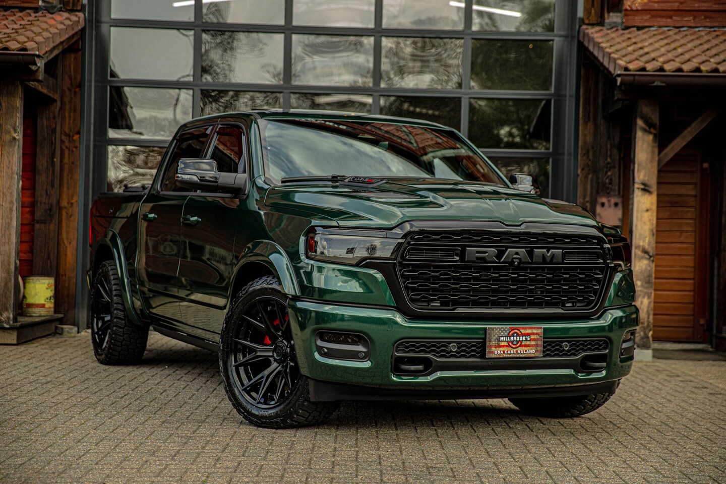 Dodge Ram 1500 - Limited H/O Hurricane 540 PK Serrano Green Metallic BPM VRIJ Rambox, Massagestoelen, Harma - AutoWereld.nl