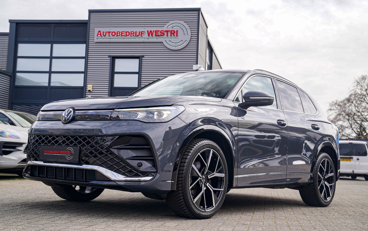 Volkswagen Tiguan - 1.5 eTSI R-Line Edition | Head Up Display | 360 | Harman/Kardon | Massage | Stuurwiel Verw - AutoWereld.nl