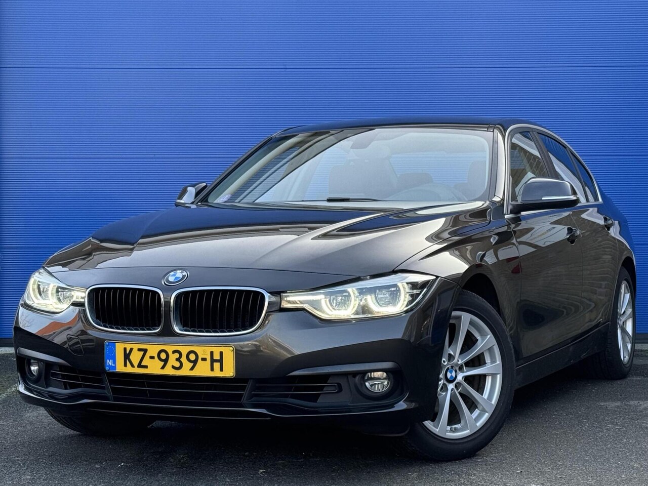 BMW 3-serie - 320i High Executive| Dealer onderh. | M-Stuur | Leder - AutoWereld.nl