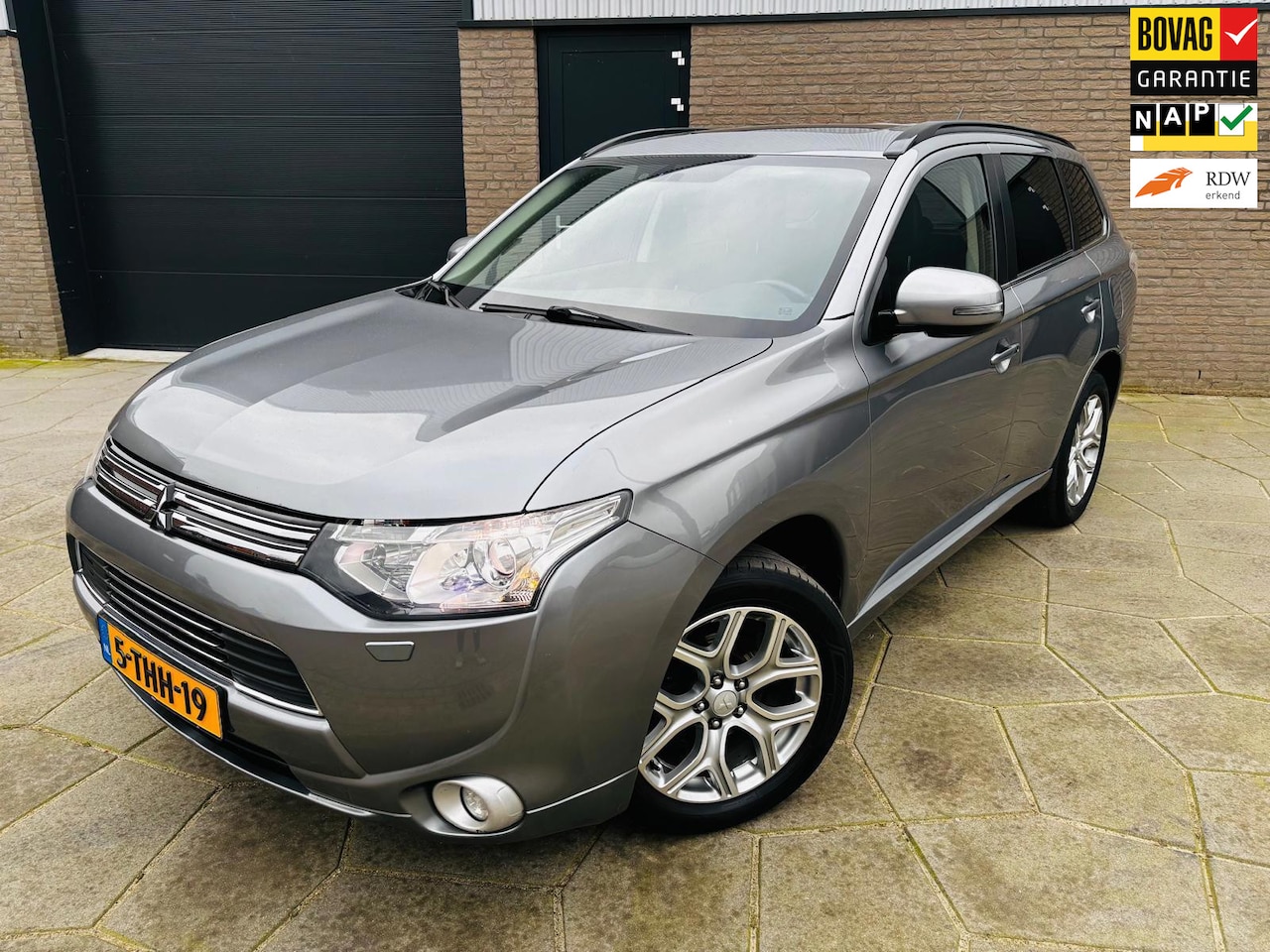 Mitsubishi Outlander - 2.0 PHEV Instyle| 4WD |TREKHAAK|AUTOMAAT|Zwart leder|Shuif/kantel elec.| - AutoWereld.nl