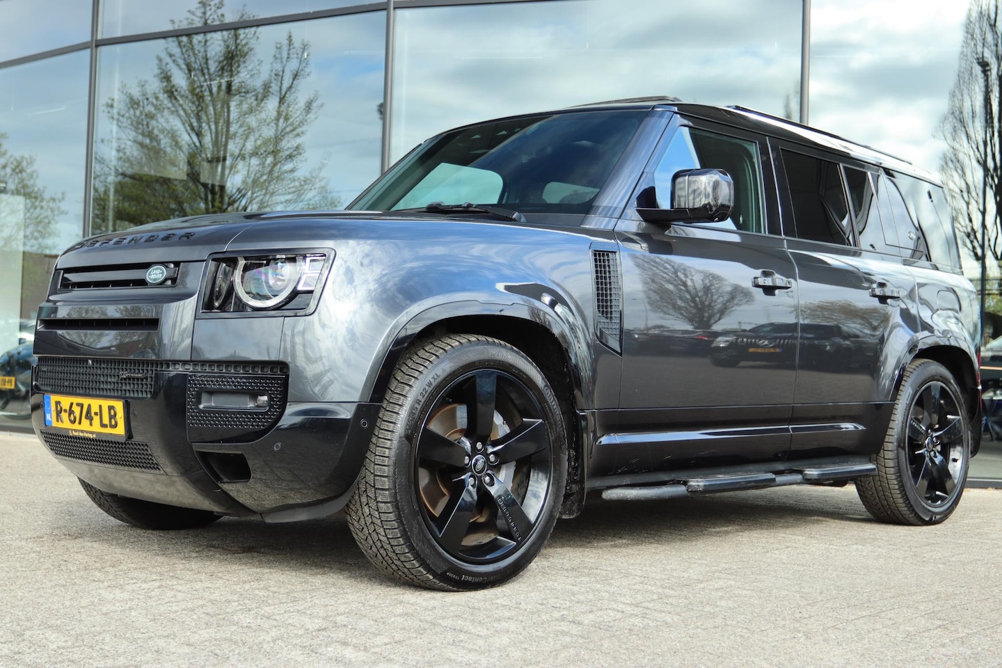 Land Rover Defender 110 - 2.0 P400E 110 X-DYNAMIC HSE BLACK PACK | PANO | TREKHAAK | 360 CAMERA | KOELKAST | MERIDIA - AutoWereld.nl