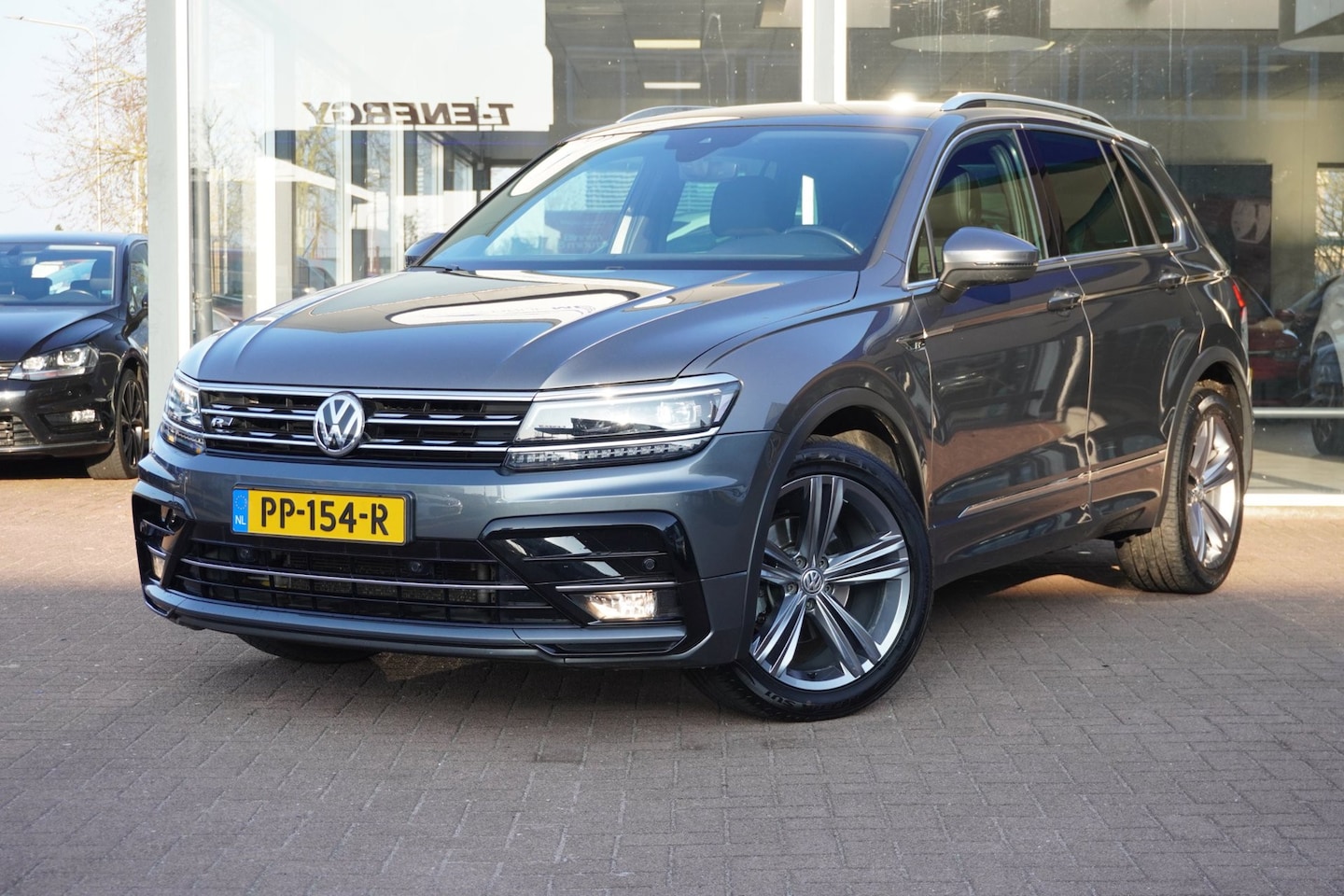 Volkswagen Tiguan - 1.4 TSI ACT Highline R-Line | Automaat | Airco | Elek. Pakket | Vol opties | Inruil mogeli - AutoWereld.nl