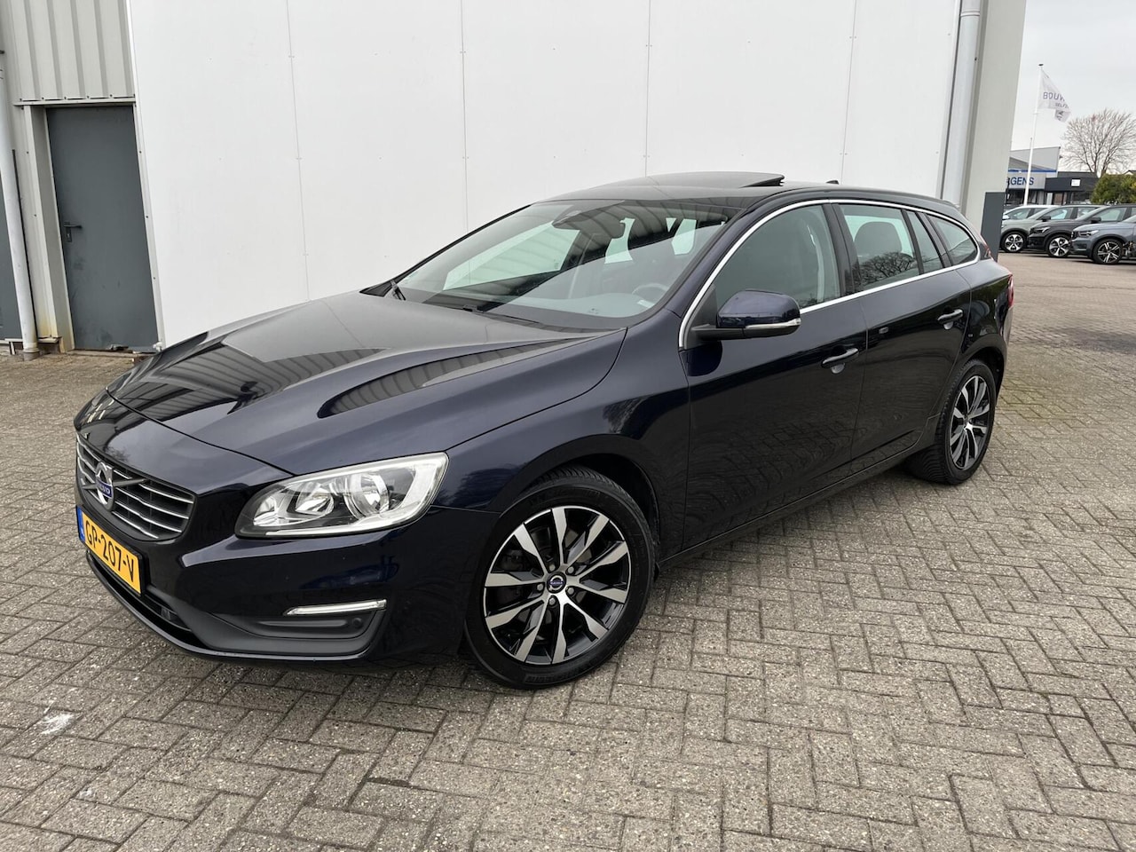 Volvo V60 - 2.0 D3 Momentum Business|Aut.|verw.stoel V/A|trekhaak - AutoWereld.nl
