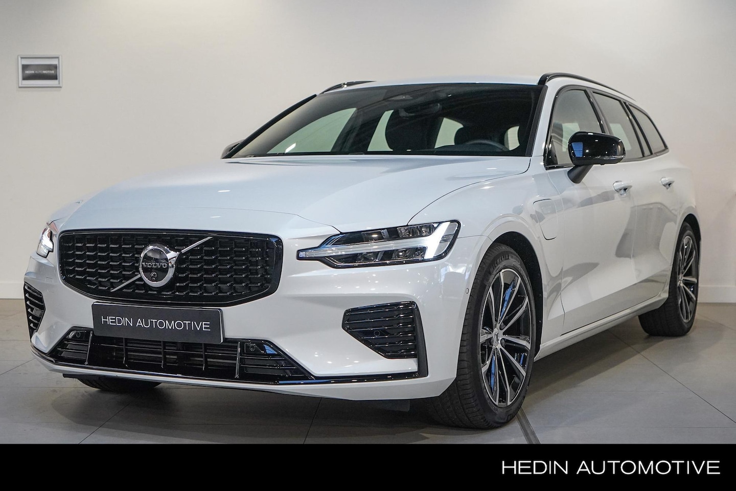 Volvo V60 - T6 Plug-in hybrid AWD Plus Dark 350pk | Nu Met Gratis Volvo Laadpaal t.w.v. €1050,- | 2000 - AutoWereld.nl
