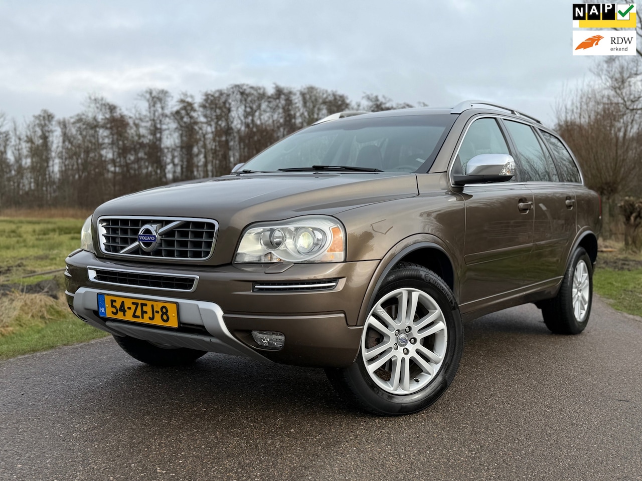 Volvo XC90 - 2.4 D5 Limited Edition Automaat / 7 Persoons / Panoramadak / Trekhaak / Leder / Navi / Xen - AutoWereld.nl