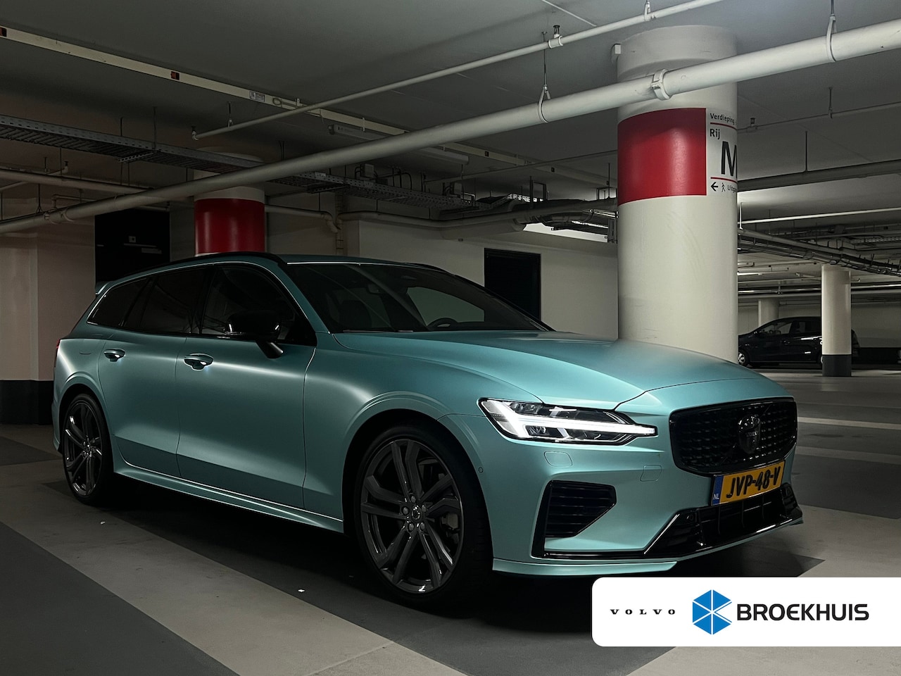 Volvo V60 - T8 R Recharge AWD Ultra Dark | Flash Green | Polestar Optimalisatie | Heico | Panoramadak - AutoWereld.nl