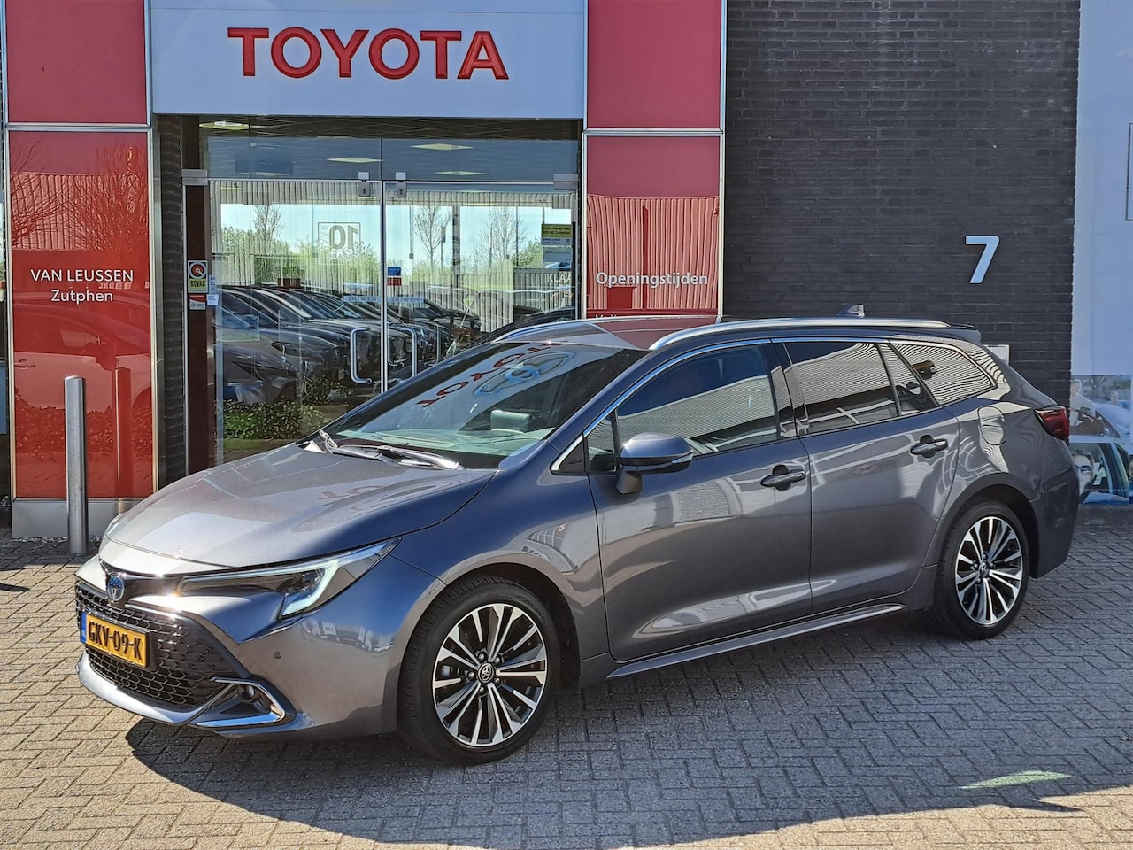 Toyota Corolla Touring Sports - Hybrid 140 Dynamic STUUR EN STOELVERWARMING APPLE CAR PLAY & ANDROID AUTO ADAPTIVE CRUISE - AutoWereld.nl