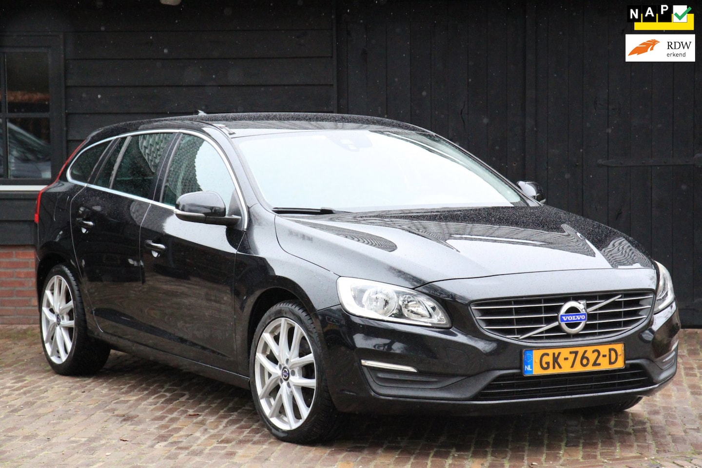 Volvo V60 - 1.6 D2 Momentum Navigatie/Parkeersensor/18"inch lmv/Trekhaak - AutoWereld.nl