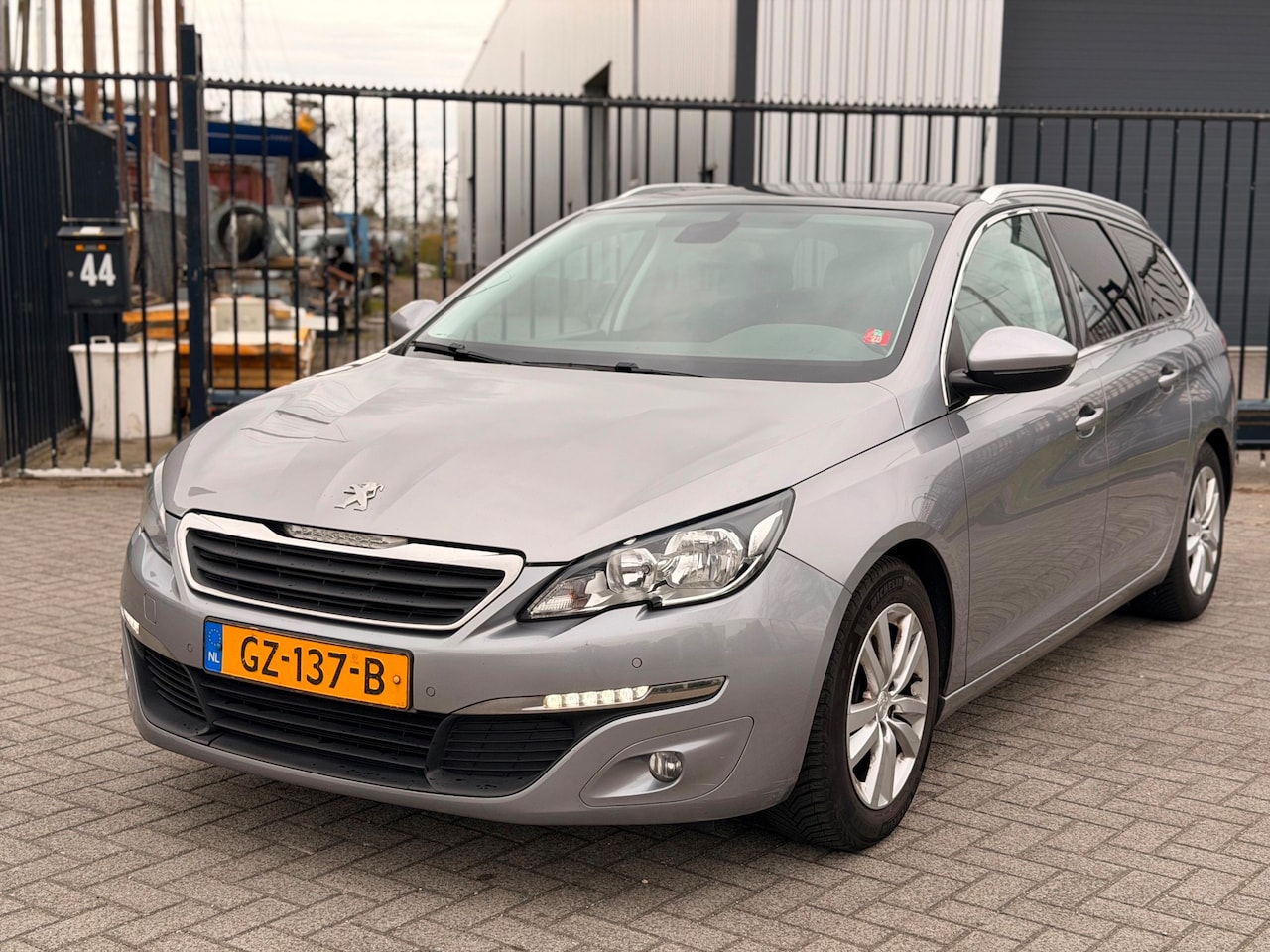 Peugeot 308 SW - 1.6 BlueHDI Blue Lease Executive Pack Clima Navi Camera Pano - AutoWereld.nl