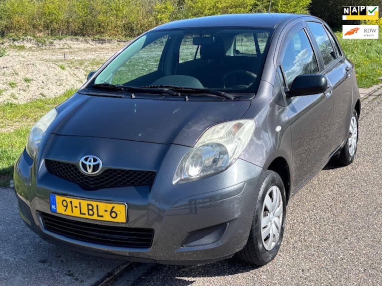 Toyota Yaris - 1.0 VVTi Acces 5-Drs Stuurbekrachtiging Electric pakket Audio-CD/MP3 ABS EBD Colorpakket D - AutoWereld.nl