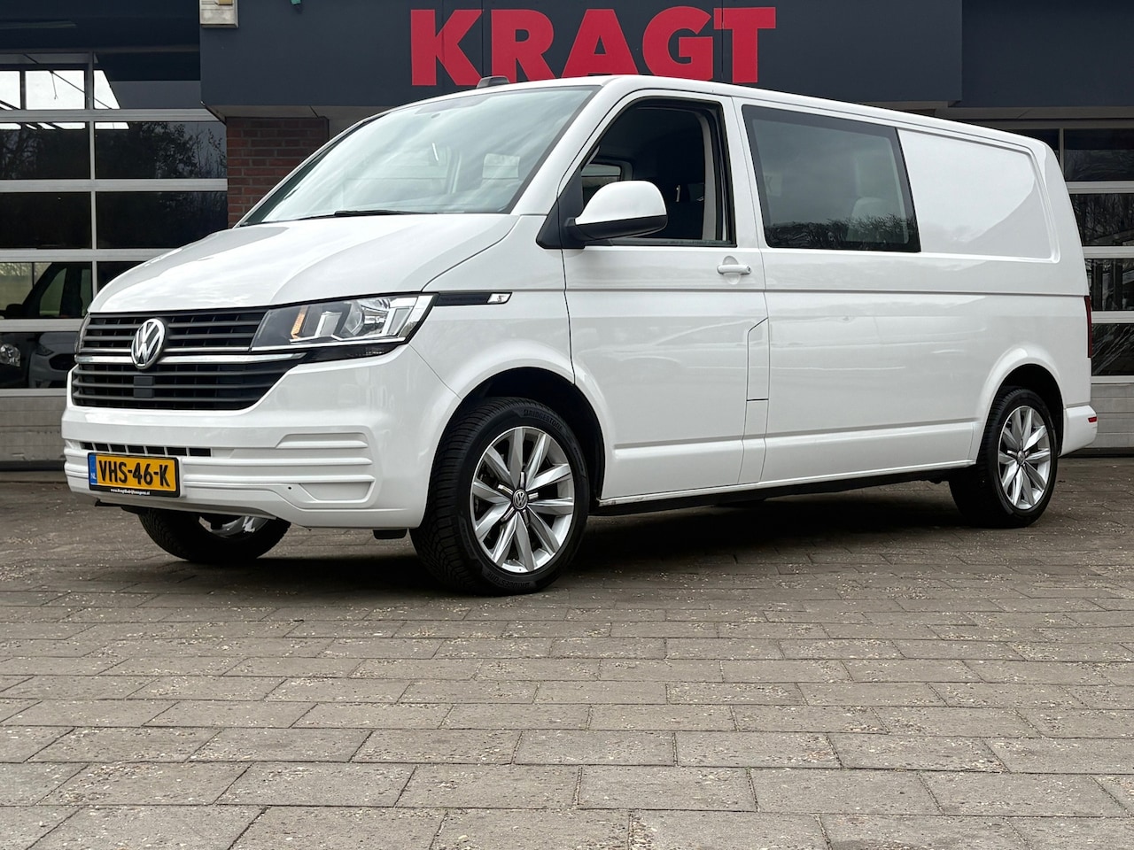 Volkswagen Transporter - 2.0 TDI L2H1|NAP|DUBBELCABINE|airco|cruise|apple carplay|trekhaak|navi|lichtmetalen velgen - AutoWereld.nl