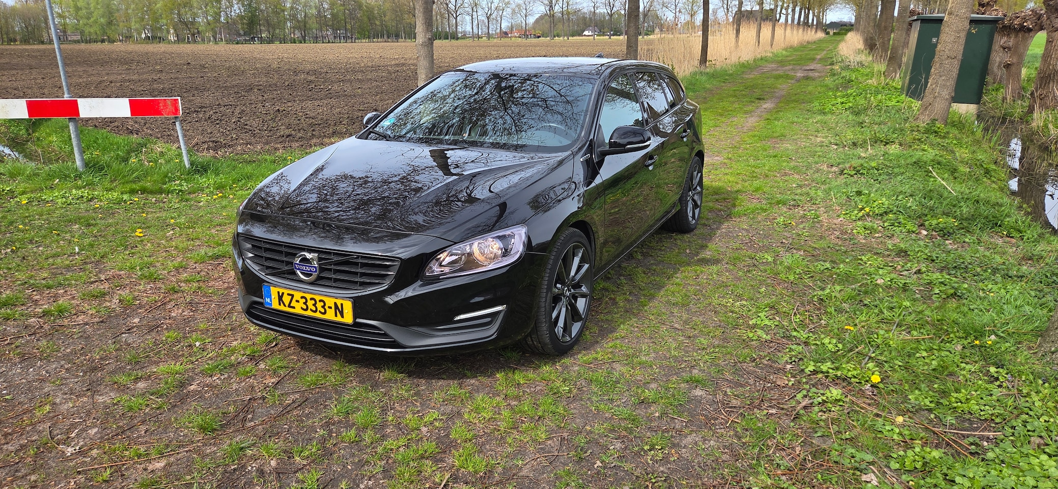 Volvo V60 - 2.4 D5 Twin Engine Momentum - AutoWereld.nl