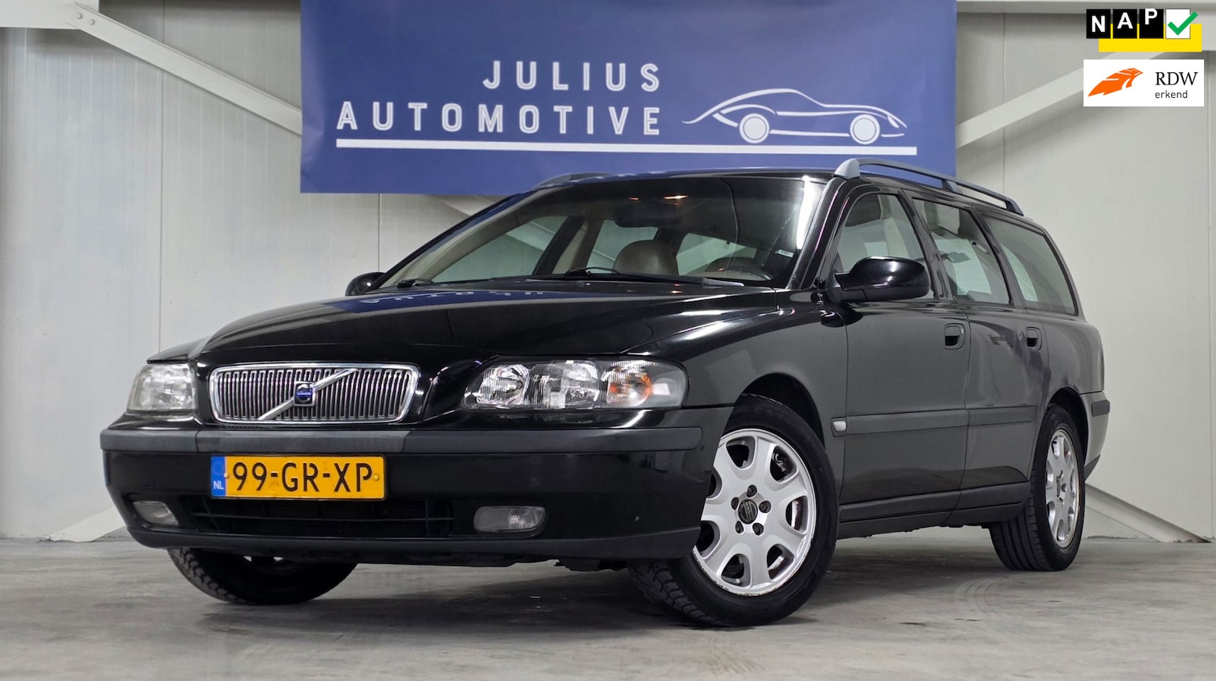 Volvo V70 - 2.4 Comfort Line Youngtimer Trekhaak A/T Garantie! - AutoWereld.nl