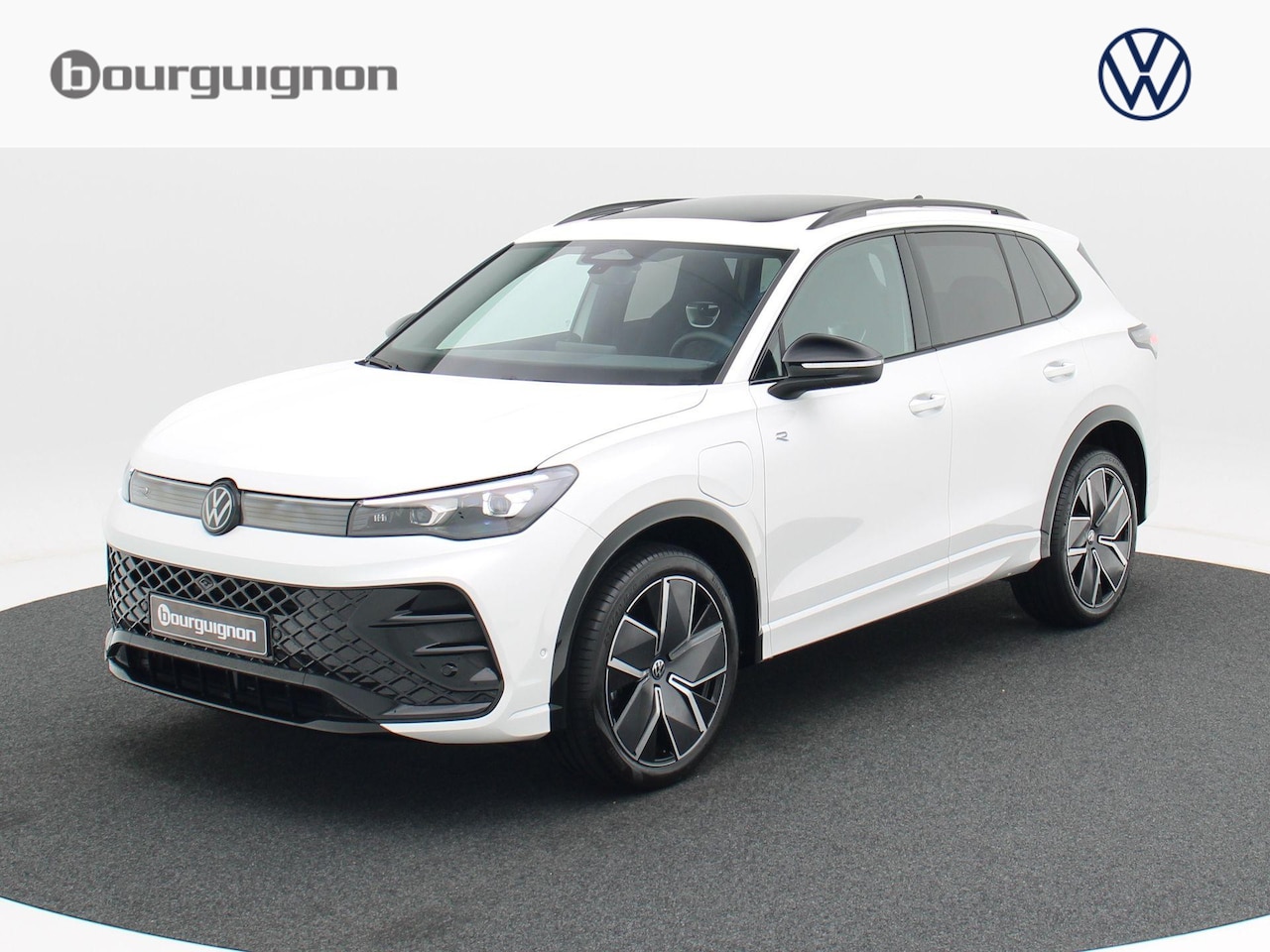 Volkswagen Tiguan - 1.5 eHybrid R-Line Edition 204 PK | Trekhaak | 360 Camera | LED Matrix | Black Style | Ada - AutoWereld.nl
