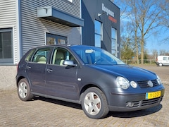 Volkswagen Polo - 1.4-16V Highline