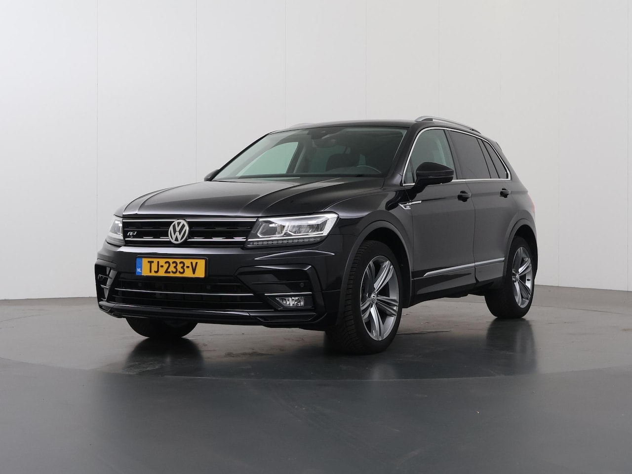 Volkswagen Tiguan - 1.4 TSI 4Motion Highline R | R-Line | Panoramadak | Navigatie | Apple Carplay/Android Auto - AutoWereld.nl