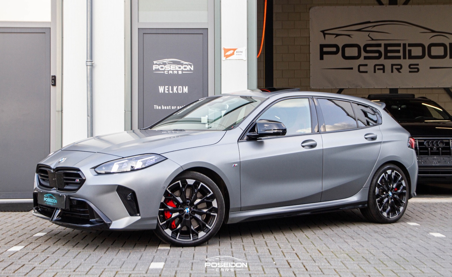 BMW 1-serie - M135i xDrive PANO | KEYLESS | HARMAN/KARDON | MATTGRIJS | BOMVOLL!! - AutoWereld.nl