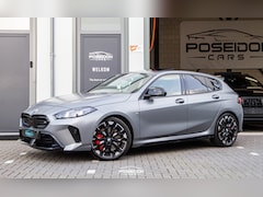 BMW 1-serie - M135i xDrive PANO | KEYLESS | HARMAN/KARDON | MATTGRIJS | BOMVOLL