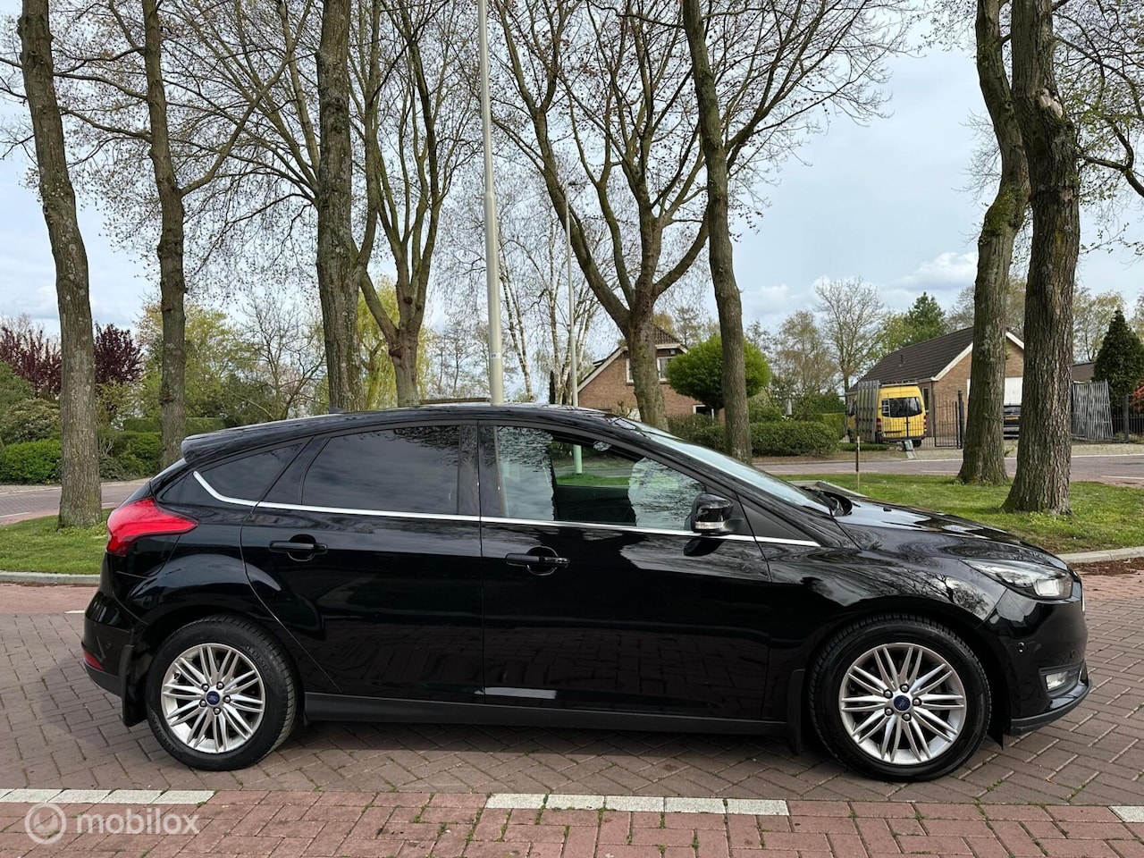 Ford Focus - 1.0 Titanium|CarPlay|PDC|Park Assist|Stoelverw| - AutoWereld.nl