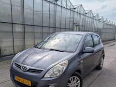 Hyundai i20 - 1.2i DynamicVersion Dealer onderhouden / Airco / vier seizoensbanden / nette auto / trekhaak afneembaar