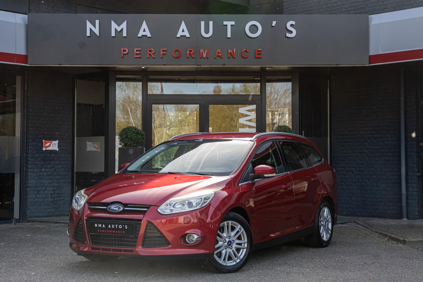 Ford Focus Wagon - 1.6 EcoBoost Titanium 150PK/2e EIGENAAR/CRUISE/PARKEER SENSOOR/TREKHAAK/AIRCO - AutoWereld.nl