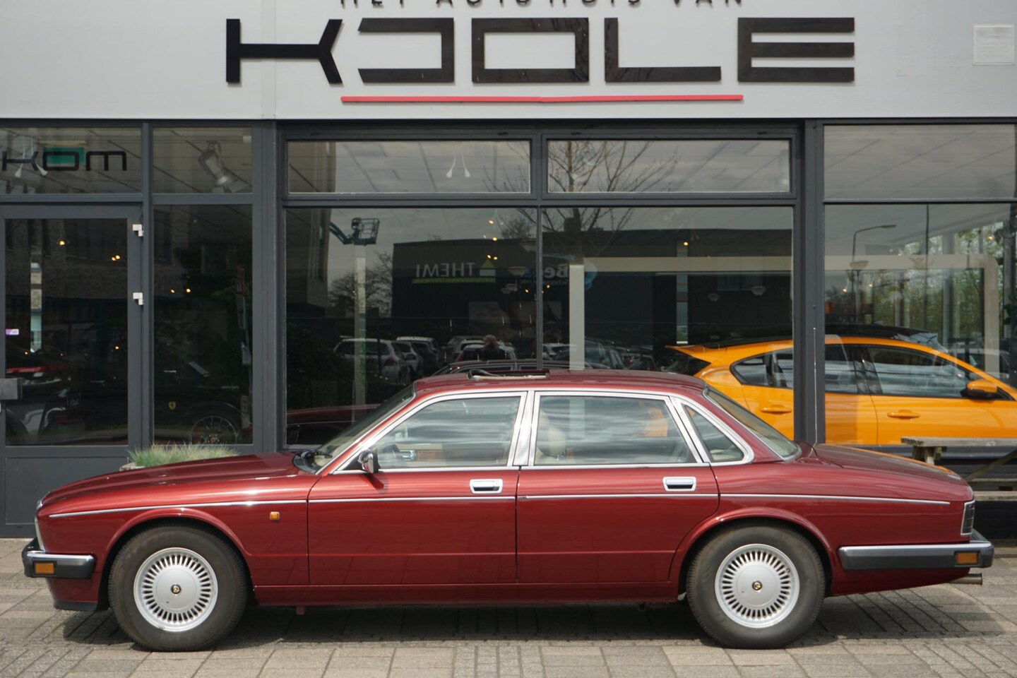 Daimler Double Six - 6.0 V12 XJ81 Nederlandse auto - AutoWereld.nl
