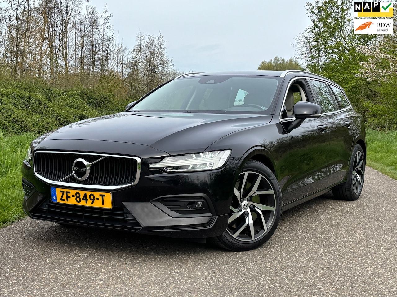 Volvo V60 - 2.0 T5 Momentum/Camera/Trekhaak/Pdc - AutoWereld.nl