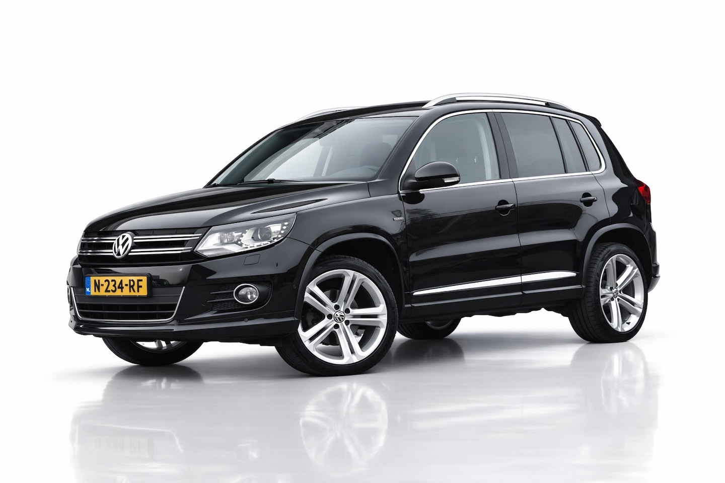 Volkswagen Tiguan - 1.4 TSI R-LINE LM | TREKHAAK | XENON | LED | STOELVERWARMING | NAVI | CRUISE CONTROLE - AutoWereld.nl