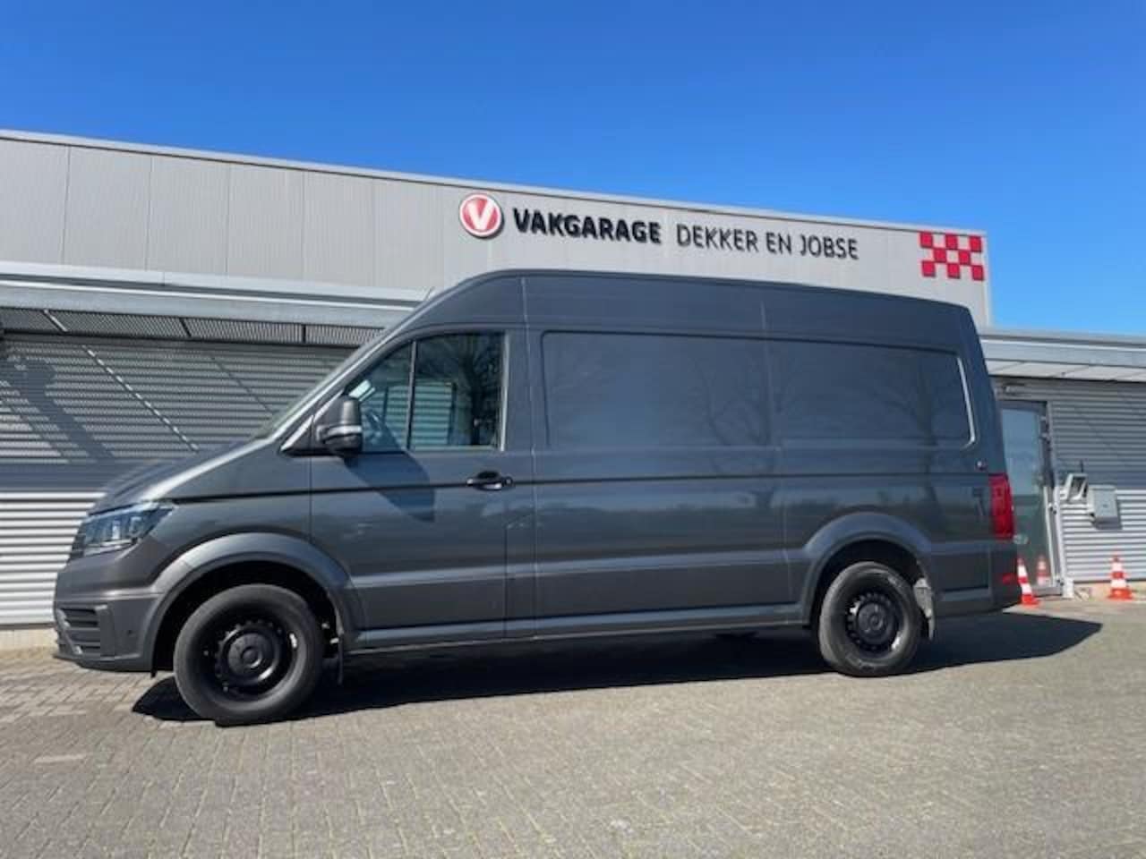 Volkswagen Crafter - 2.0 TDI 141pk L3H3 Euro6 Airco | 3000kg Trekh - AutoWereld.nl