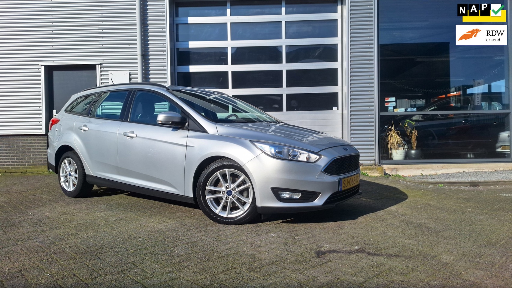 Ford Focus Wagon - 1.0 Lease Edition/Navigatie/Cruise/Pdc/ - AutoWereld.nl