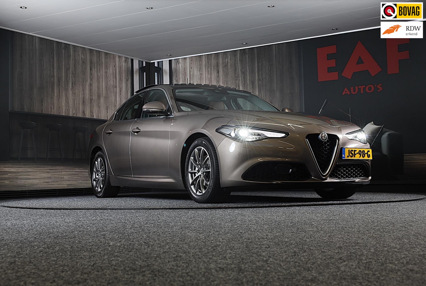 Alfa Romeo Giulia - 2.0T Sport / AUT / Open Panoramadak / Navi / Camera / Ecc / Cruise Control / Lane Assist / - AutoWereld.nl