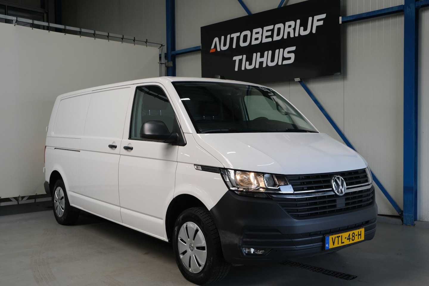 Volkswagen Transporter - 2.0 TDI L2H1 28 - N.A.P. Airco, Cruise, Carplay, PDC, Trekhaak. - AutoWereld.nl