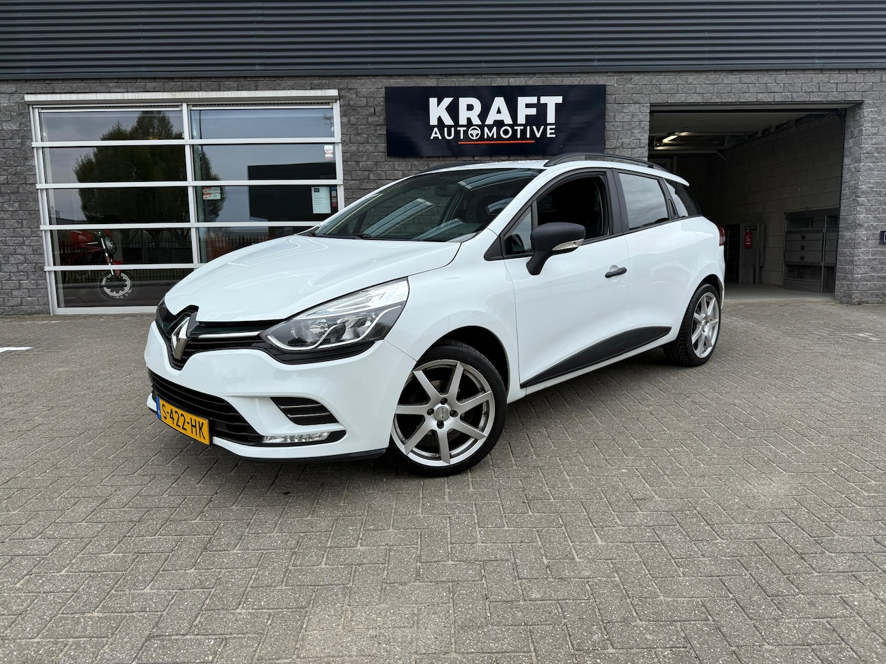 Renault Clio Estate - 1.2 16V | Camera | Cruise | Lage KM stand! | Bluetooth | NAVI | Clima | LED | - AutoWereld.nl