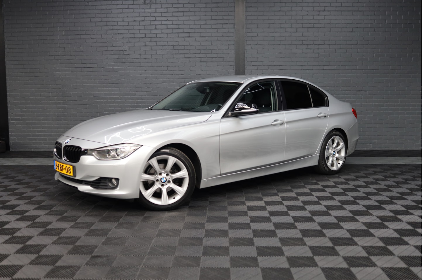 BMW 3-serie - 320i High Executive | AUTOMAAT | SPORTSTOELEN | SPORTONDERESTEL | FLIPPERS STUUR | - AutoWereld.nl