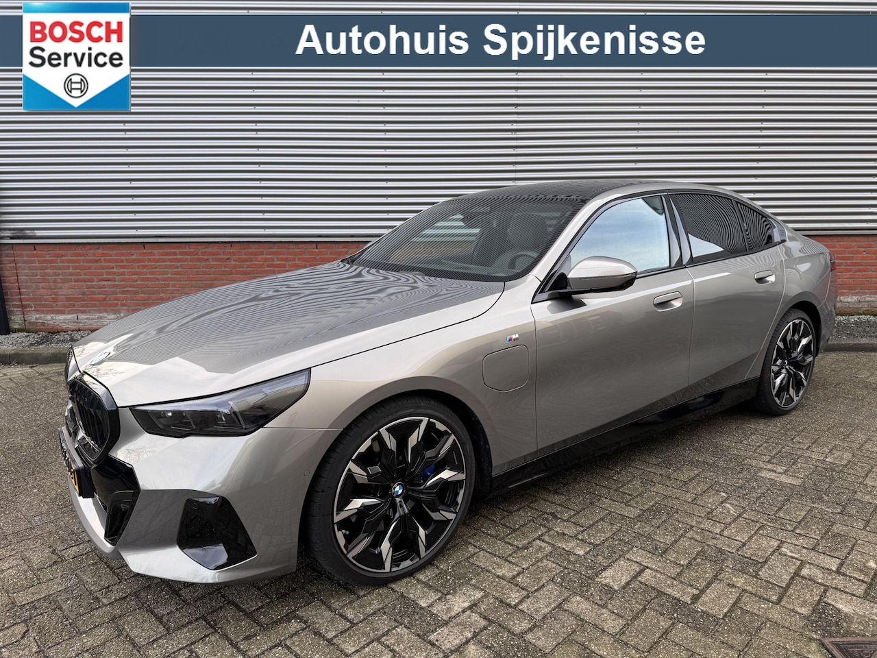 BMW 5-serie - 550e xDrive | M Sportpakket Pro | 21inch | HUD | B&W | Panorama-dak | - AutoWereld.nl