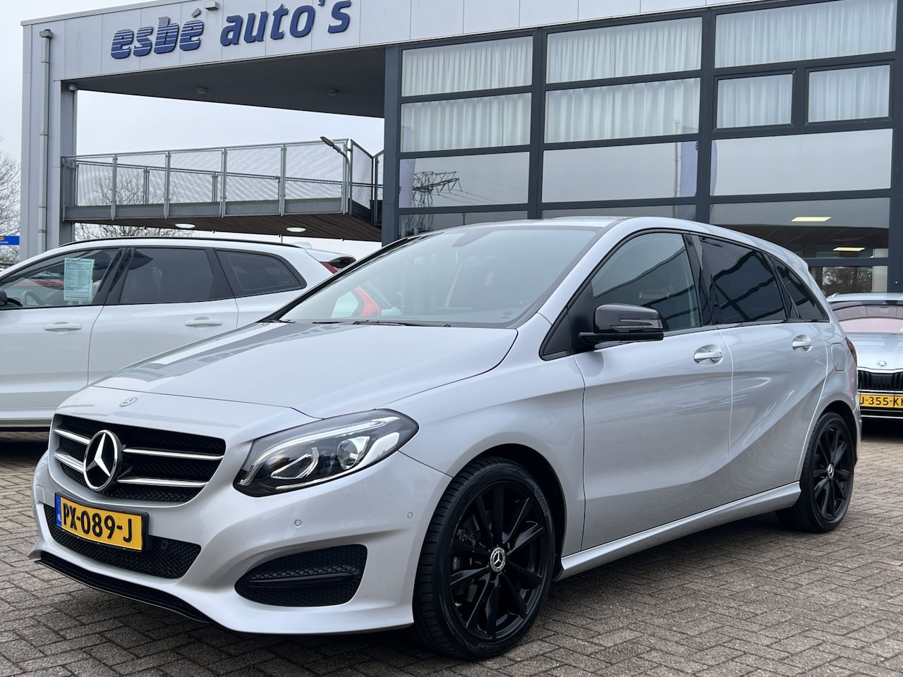 Mercedes-Benz B-klasse - 180 Automaat Ambition Navigatie Trekhaak Camera Led Koplampen Leder 18 Inch AMG Velgen Par - AutoWereld.nl