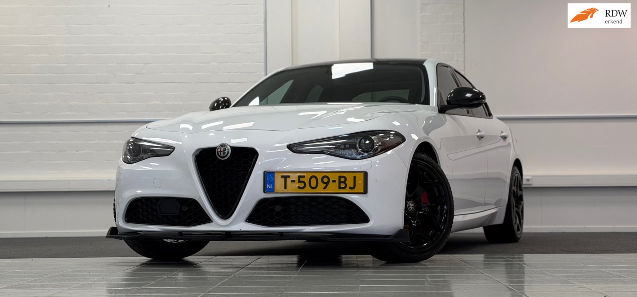 Alfa Romeo Giulia - 2.0T 310pk LED Xenon Schuifkanteldak Leer F1 flippers - AutoWereld.nl