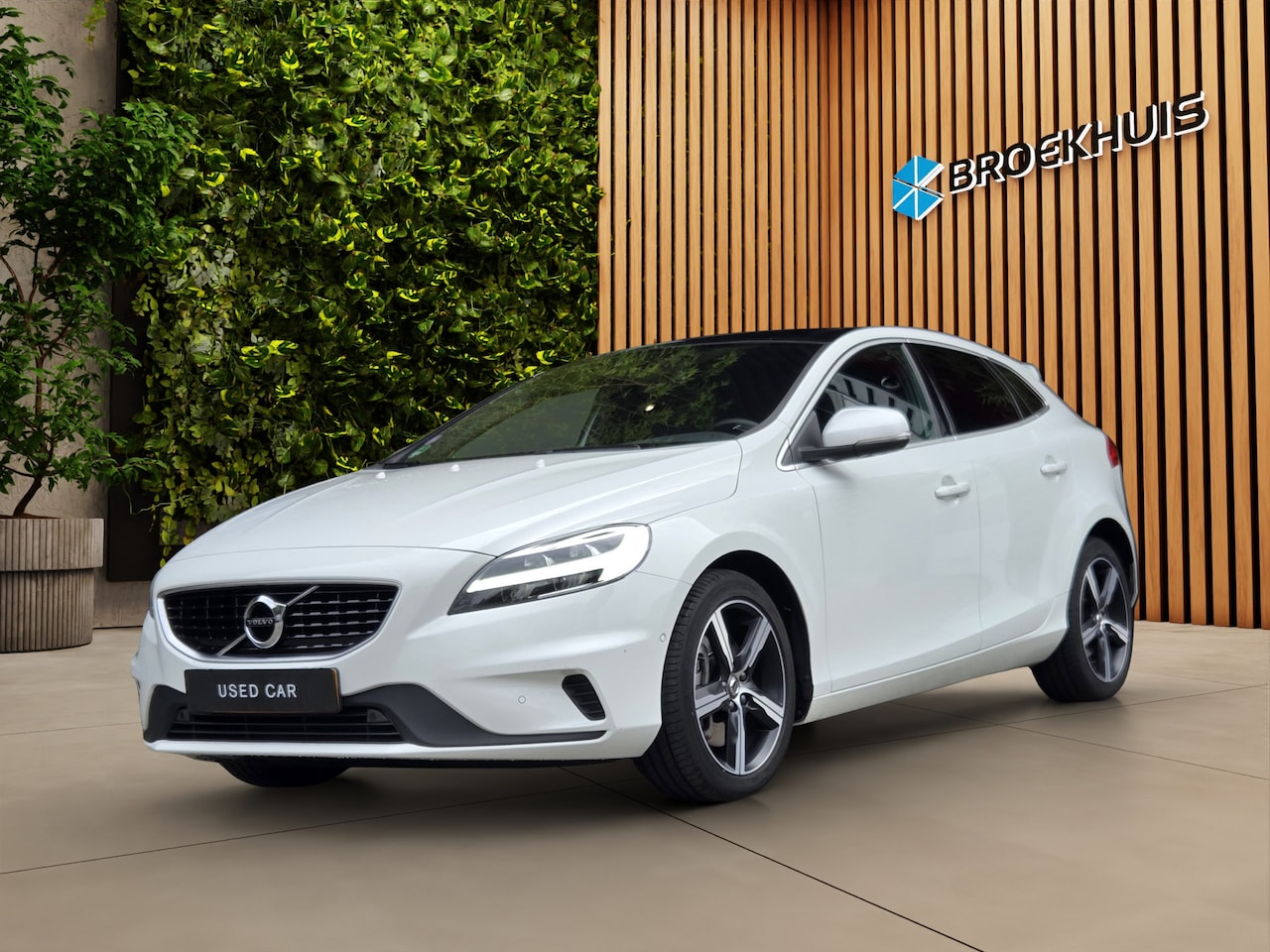Volvo V40 - 1.5 T3 Polar+ Sport | 1e Eigenaar | Dealer onderhouden | Harman/Kardon | Trekhaak | Panora - AutoWereld.nl