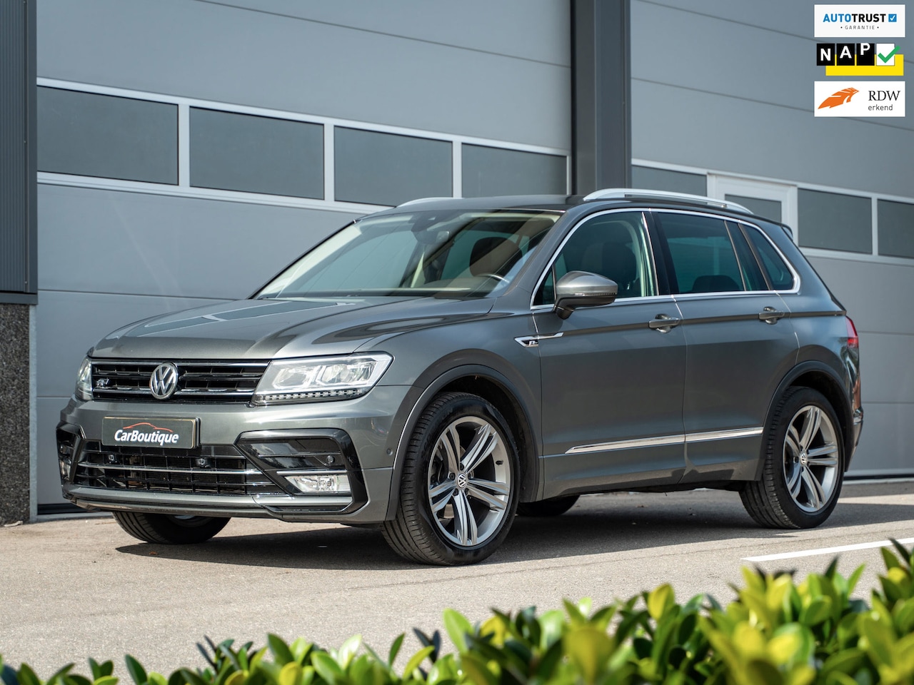 Volkswagen Tiguan - 1.4 TSI Highline R line I Pano I Automaat I Camera I Didital Dash I - AutoWereld.nl