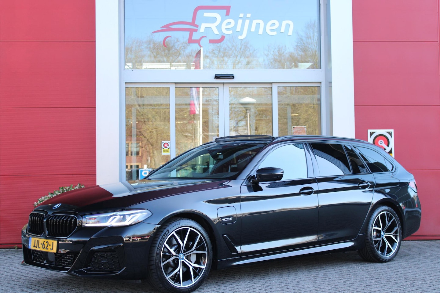 BMW 5-serie Touring - 530e 292PK xDrive M-SPORT BUSINESS EDITION PLUS | PANORAMA SCHUIF/KANTEL DAK | HARMAN KARD - AutoWereld.nl