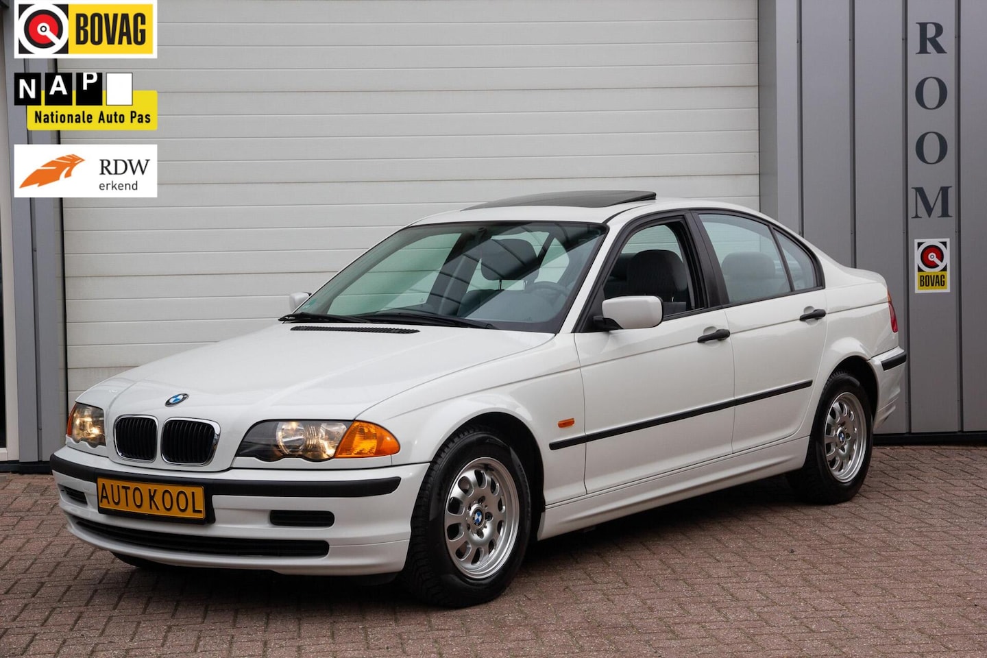 BMW 3-serie - 318i Automaat Clima Schuifdak NETTE AUTO - AutoWereld.nl