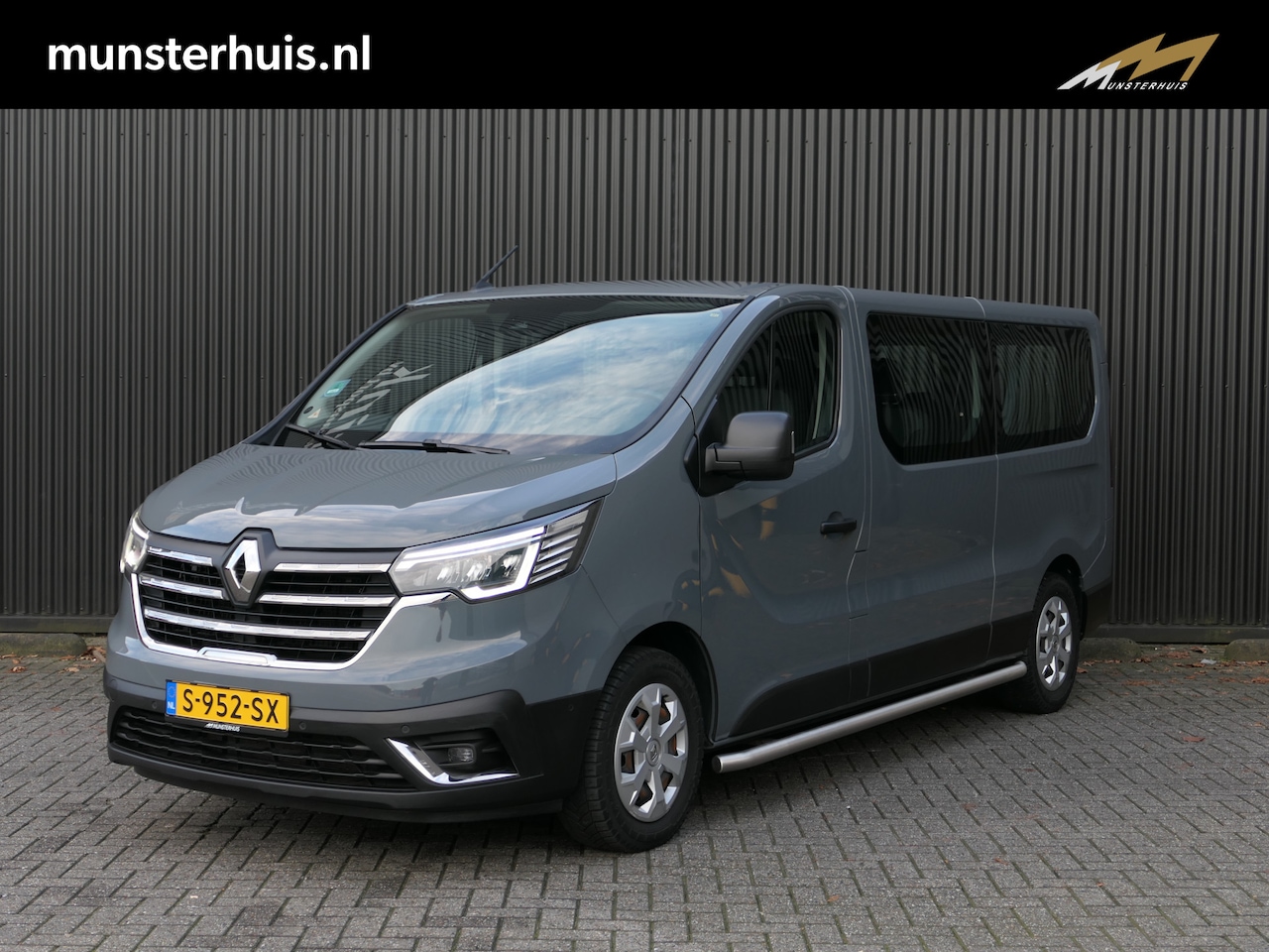 Renault Trafic Passenger - 9 persoons! - INCL.BTW/BPM - 150pk - Trekhaak - Sidebars  - Allseasons - Navi - Sensor V+A - AutoWereld.nl