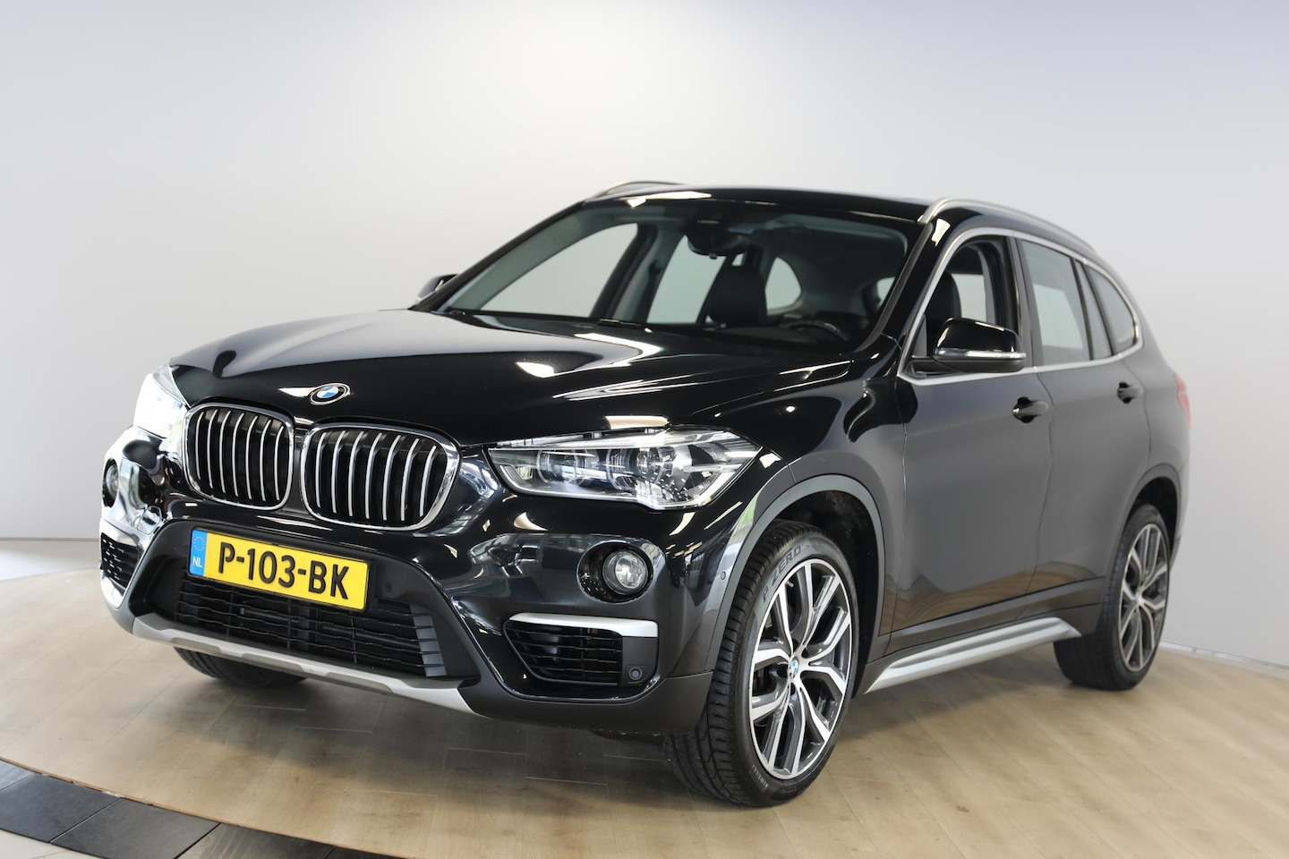 BMW X1 - sDrive18i High Executive | Schuif-open dak | X-LINE | Leer | DAB+ | 19'' - AutoWereld.nl