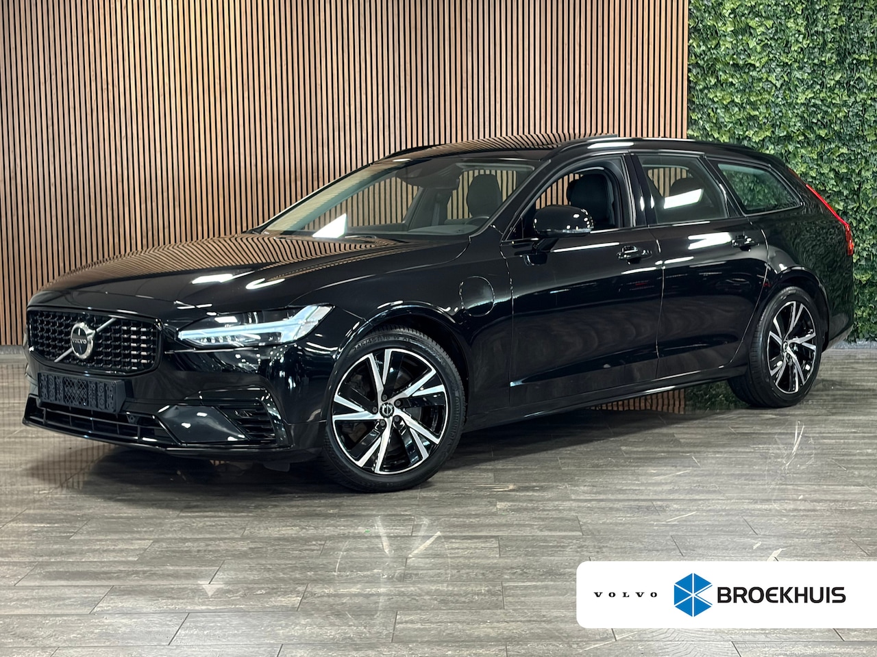 Volvo V90 - T6 AWD Recharge R-Design | Schuifdak | Trekhaak | Harman Kardon | Adaptieve Cruise Control - AutoWereld.nl
