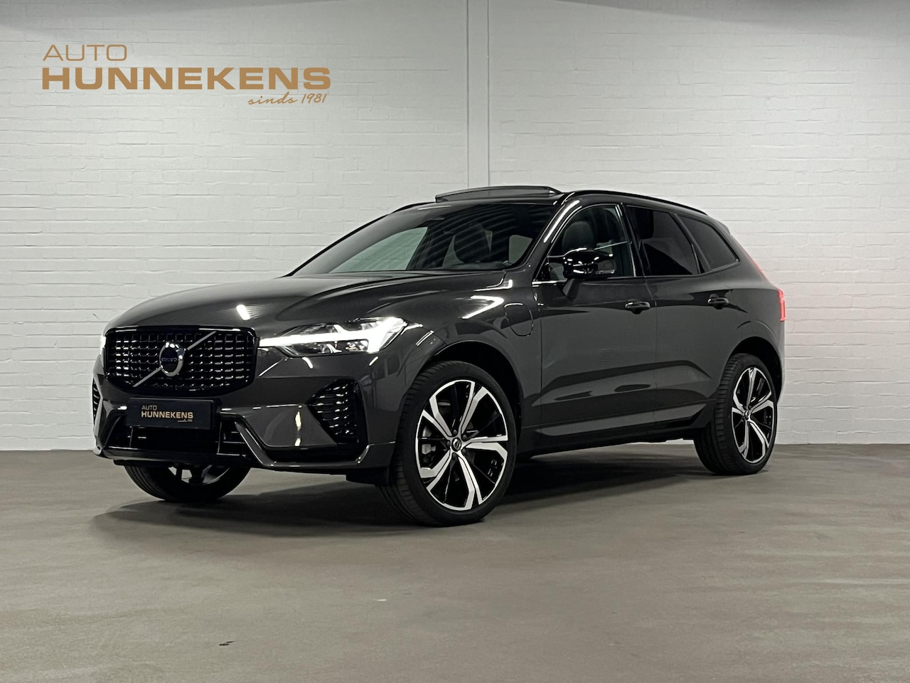 Volvo XC60 - 2.0 T6 Plug-in hybrid AWD Plus Dark Long range | Adapt. cruise | Open dak | Stuur-/stoelve - AutoWereld.nl